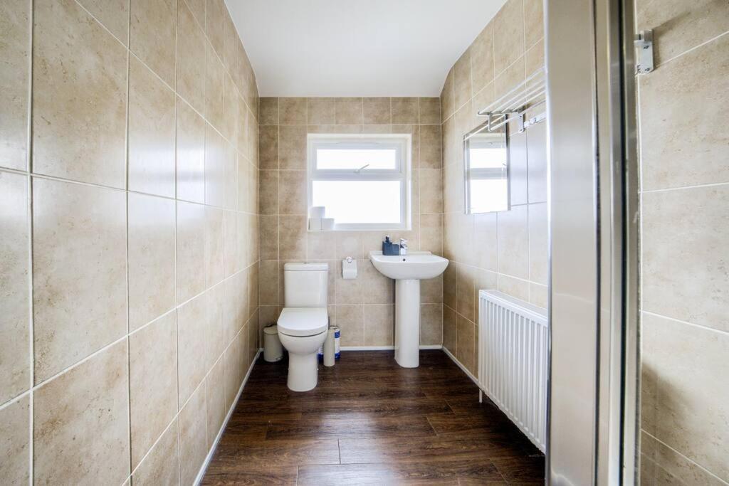 Low Rate For A 4-Bedroom House In Coventry With Free Unlimited Wi-Fi 2 Car Parking 53 Qmc Exterior photo